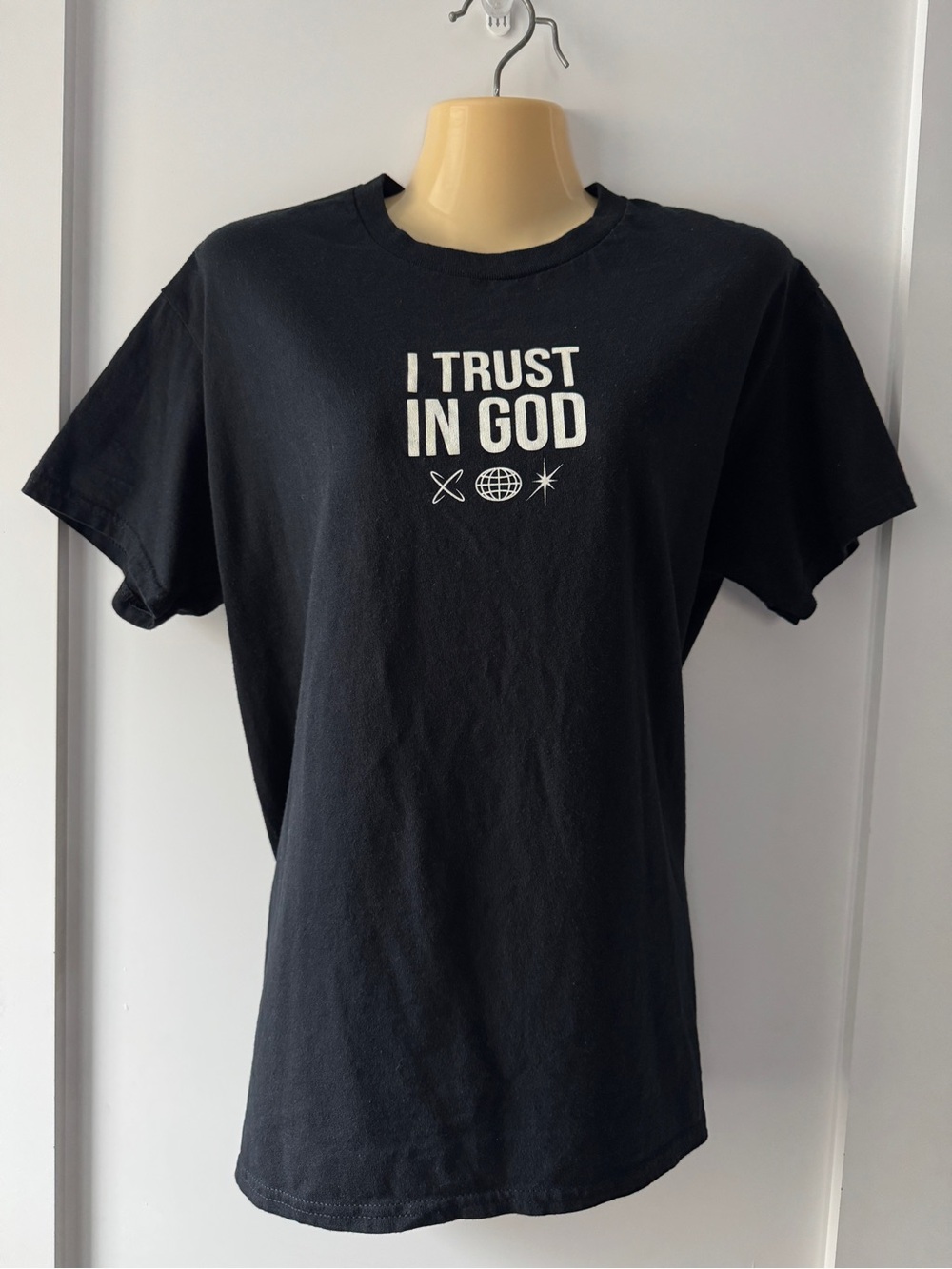 I Trust In God Short-Sleeve Graphic Tee - Black